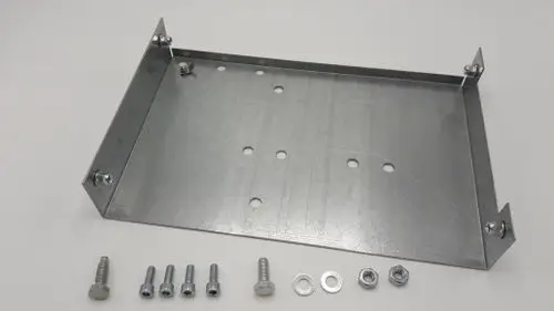 Metallhalterung mit vier Befestigungswinkeln und mehreren Löchern für Schrauben. Zubehörteile wie Schrauben, Unterlegscheiben und Muttern liegen daneben. Produkt von Remeha.